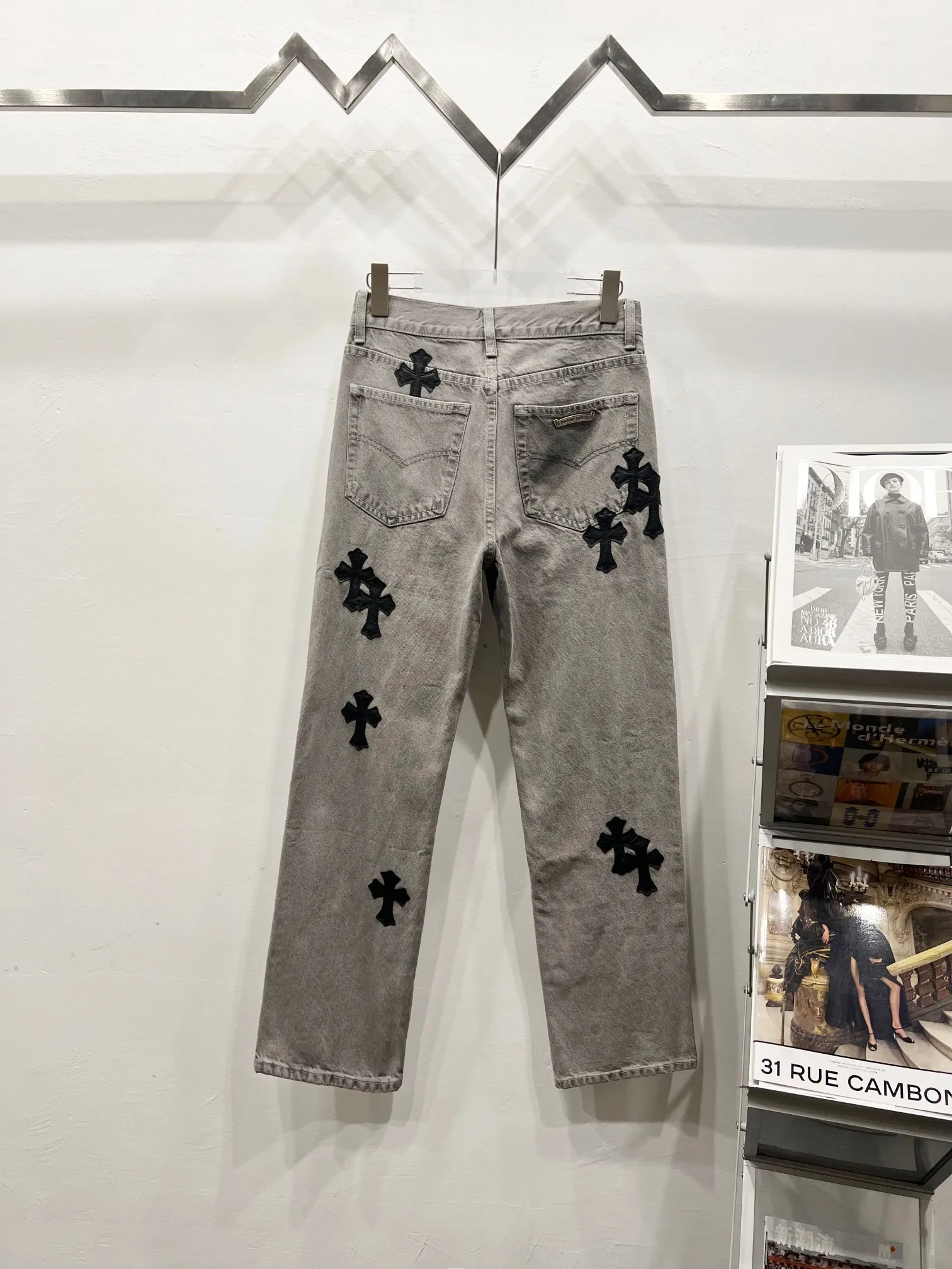 P220 Style No.: (c014) Chrome Hearts CH Chrome Hearts Heavy Industry Damaged High Street Jeans Exude uninhibited personality and unique charm. Every wear and tear is carefully designed to present a unique artistic feel. Made of imported denim fabric, which has undergone heavy industrial washing and destruction treatment, the trousers show a super cool effect on the upper body, allowing you to dominate the fashion stage.  This is more than just a pair of jeans, it is an expression of attitude. With its unique design concept and ultimate pursuit of details, Croxin breaks traditional boundaries and defines the jeans trend in the new era. The trousers are made of double-layer woven fabric and matched with customized hardware, showing an incomparably beautiful and unique style, making every wearer the focus of fashion. Imported denim fabric, super heavy-duty washed and damaged, the upper body is super cool! Customized hardware. Unbeatable and beautiful style. The production process is difficult. Full of high street feel. Color: Gray Size: S M L XL XXL